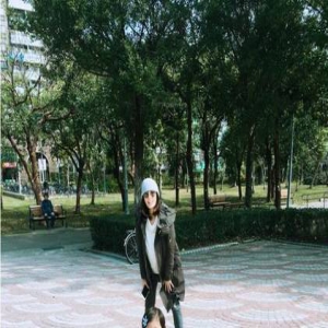 贾静雯挺肚出门“孕味”十足 咘咘变身“小美人鱼”