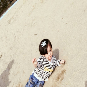 贾静雯带女儿外出玩耍 咘咘躺沙滩上乖巧可爱(图)