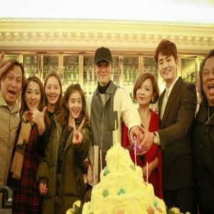 51岁邓萃雯剧组庆生 期待与黎耀祥再合作