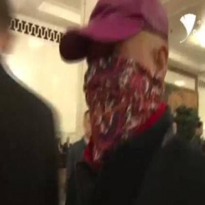 头戴鸭舌帽+围巾蒙面！赵本山这样现身两会…