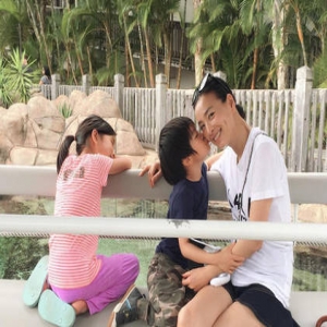 张庭三八节晒全家福：愿永远做个坚强妈妈