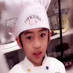 两个儿子穿上厨师服后，和老爸谢霆锋一样帅气