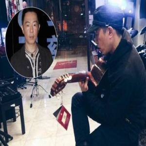 黄贯中飞国外挑选吉他 对店主说：给我中国人的价钱