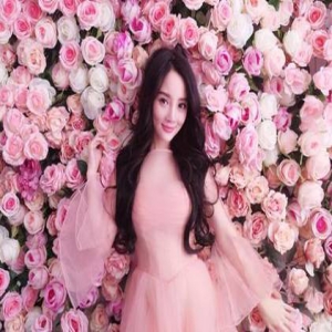 李小璐置身玫瑰花海 薄纱裹身现玲珑曲线(图)