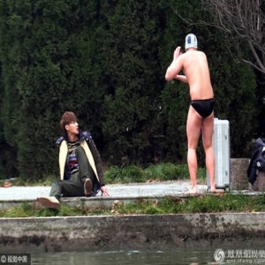 遇见裸男，这位小鲜肉被吓到蹲坐在地