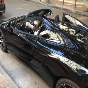 俞灏明开超跑“调戏”粉丝 寸头墨镜痞帅撩人