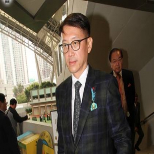 许晋亨代父为爱驹督赛 见记者微笑点头