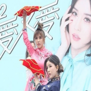 By2妹妹否认整容 被指撞脸潘迎紫心情低落