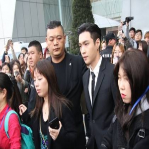 大佬来了！张艺兴西装笔挺 抹油头变富家公子哥