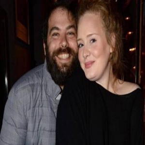 阿黛尔演唱会亲口承认结婚：爱让我沉迷