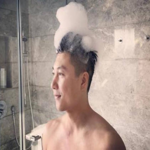 李小鹏晒一家三口洗澡照:幸福就是家人健康