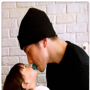 女儿奴！修杰楷34岁生日紧抱咘咘玩亲亲