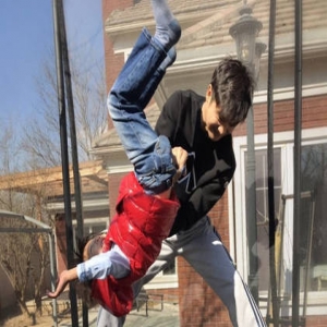 田亮带儿子蹦床玩空翻，身后的别墅亮了(图)