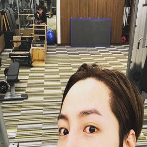 瘦回来了！张根硕晒素颜健身图 面庞清瘦颜值回升