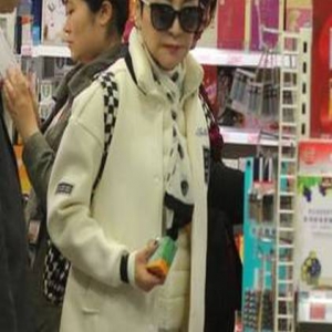 谢霆锋母亲狄波拉出门买药，穿得也太潮了吧