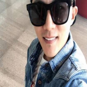 杜淳戴墨镜45度角自拍 称只有拍戏才是正常人