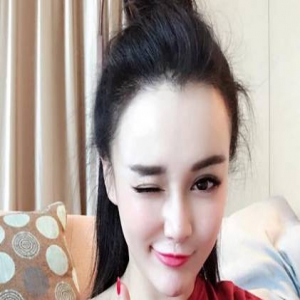 邹市明娇妻晒自拍美照 手上的“鸽子蛋”大的吓人