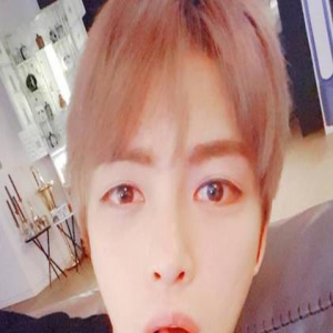 金在中退伍染金发 近距离自拍秀无瑕雪肤(图)