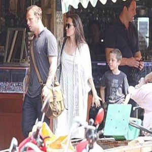 朱莉离开皮特不寂寞 被曝偕新欢与子女同游柬埔寨