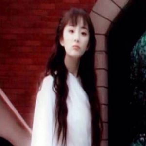 杨幂早年旧照曝光，仰头撅嘴像个傲娇的小仙女