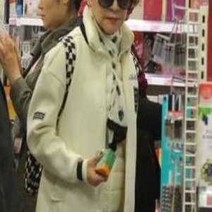 谢霆锋妈妈现身街头买药 潮流范儿获赞“会穿衣”