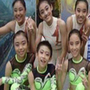 张一山旧照曝光！穿荧光裤劈叉身姿超妖娆(图)