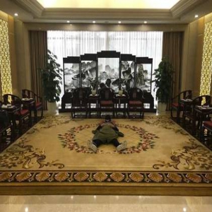 陈赫机场席地而睡 双手摊开摆“大”字(图)