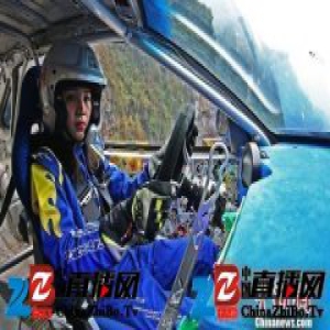 “90后”女车手极速狂飙张家界天门山99弯盘山公路