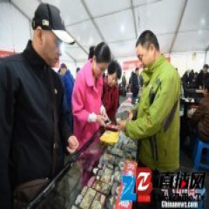 10万件古玩藏品亮相湖南省文博会 旗袍银饰跨界寻合作