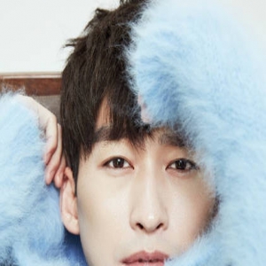 张翰三八节片场收鲜花 被调侃“妇女之友”