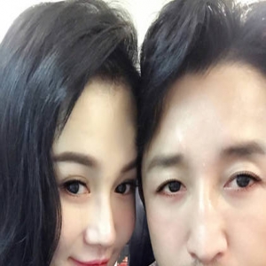 邹市明晒照与娇妻比美：刮了胡子说不定谁漂亮(图)