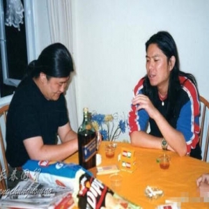 高晓松与刘欢青涩合影罕见曝光 年轻时的他们长这样