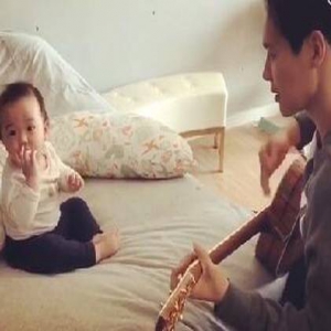 好萌！董璇爱女小酒窝和爸爸互动 堪称“灵魂舞者”