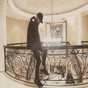 承认了？黄子韬谈租豪宅：为什么要给美国人赚钱