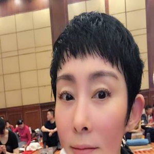 昔日港片女神张敏修行出关 晒照片竟长这样…