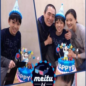 张艺谋陈婷夫妇为二儿子庆生 一家人满脸幸福