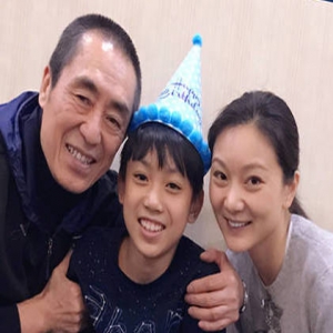 张艺谋为儿子庆生 小暖男眉眼清秀神似妈妈(图)