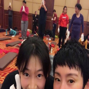 49岁张敏修行出关 面色红润短发超帅气(图)