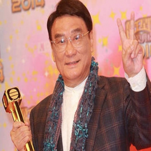 他是“包青天”配音，如今83岁带呼吸器，面容憔悴