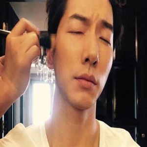 张亮终于晒了女儿正面照 分明是翻版天天(图)