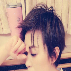 马丽深夜晒自拍，眼睛有红血丝网友心疼(图)