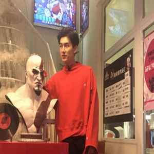 靖哥哥杨旭文撸猫也有男神范 唱歌找不到调害羞脸红