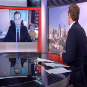 BBC新闻直播到一半 连线教授2小孩闯入…主播笑翻