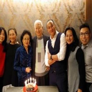 何润东庆祝与爱妻一周年纪念 和家人合影好幸福