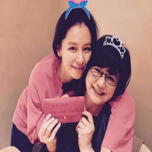 徐若瑄晒合影为妈妈庆生 徐妈妈超年轻完全不像61岁