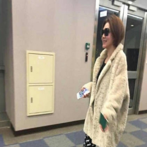 小S大衣配睡裤坐飞机：这就是真正的时尚！