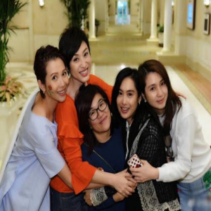 朱茵蔡少芬洪欣亲密合影 网友：一群天仙