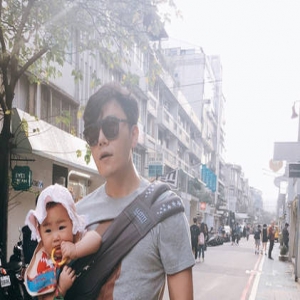 秦昊晒抱娃帅照 却被喷只重耍酷姿势错误