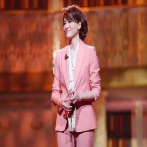 董卿自曝曾被爸爸逼到不想活 怀疑自己非亲生