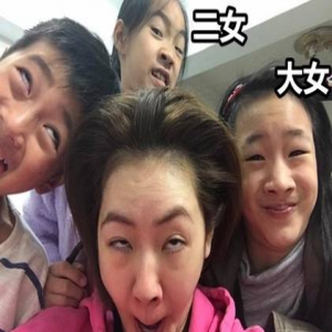 小S与女儿们扮丑做鬼脸 白眼翻出新高度(图)
